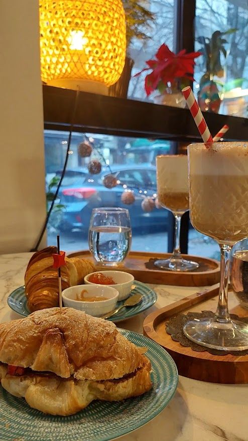 Caffe Paaname, coffee, croissant, table