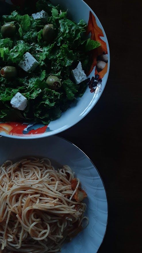 plates with spagheti and lettuce
